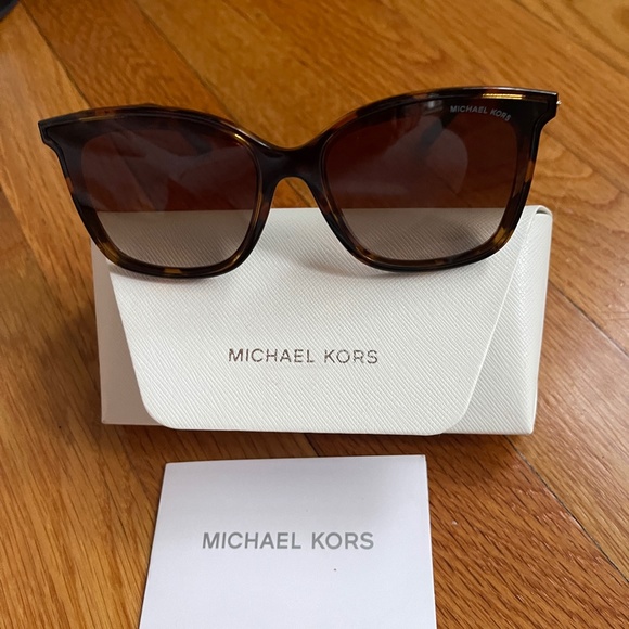 Fabulous Michael Kors Dark Tortoise with Gold Trim Frame - Picture 2 of 8